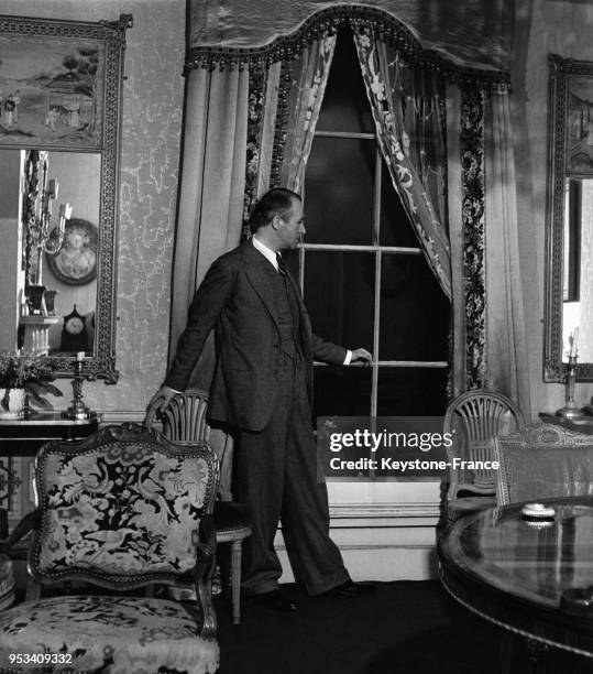 Cecil Beaton dans son appartement à Pelham Place à Londres, Royaume-Uni, en 1947.