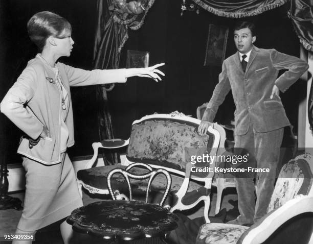 Leslie Caron donne des directives concernant les meubles à bouger dans son salon avant le tournage d'une émission, à Londres, Royaume-Uni.