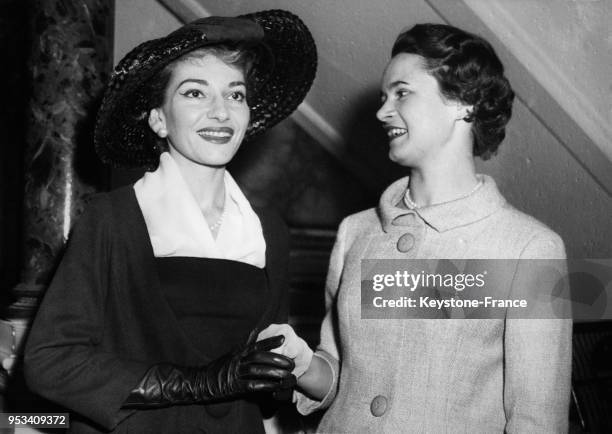 La cantatrice Maria Callas et la comtesse de Harewood Mary du Royaume-Uni à l'Opera Royal House, à Londres, Royaume-Uni, le 8 juin 1958.