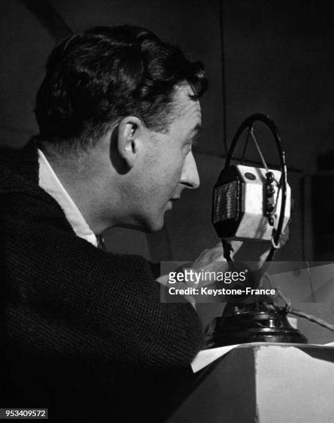 Le producteur Michard Barry au travail dans les studios de télévision de la BBC à Londres, Royaume-Uni circa 1940.
