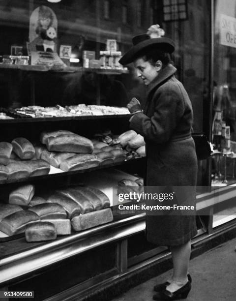 Eva Krüger, la première journaliste allemande à être autorisée à rester à Londres, regarde une vitrine d'une boulangerie, à Londres, Royaume-Uni...