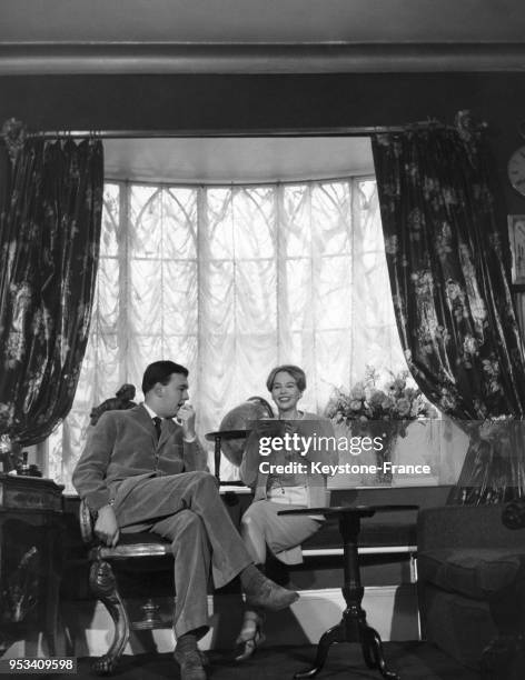 Leslie Caron et son mari Peter Hall chez eux, à Londres, Royaume-Uni.