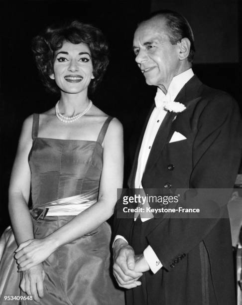La cantatrice Maria Callas et le chef d'orchestre Malcolm Sergent au music-hall Hackney Empire, à Londres, Royaume-Uni, le 3 octobre 1959.