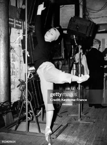 Yvette Chauviré répétant au théâtre Stoll à Londres, Royaume-Uni, le 8 novembre 1950 - Elle porte le pantalon 'Coréen' spécialement créé pour elle...