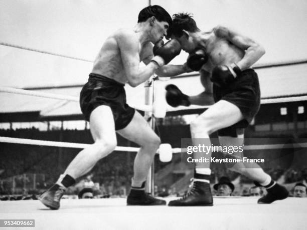 Le boxeur français Titi Clavel bat le Britannique tenant du titre Henry Hall à White City le 3 juin 1949 à Londres, Royaume-Uni.