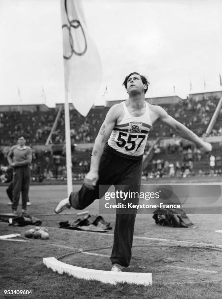 Le Britannique John Giles lors des qualifications pour la finale du lancer du poids au stade de Wembley à Londres, Royaume-Uni le 3 août 1948.