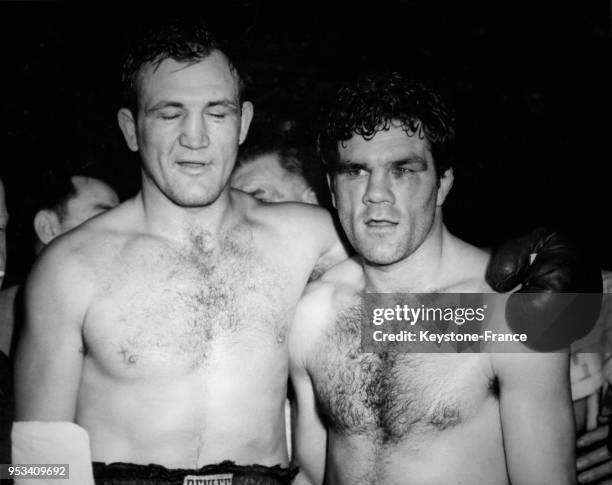 Les boxeurs Freddie Mills et Joe Baksi photographiés après leur combat à Harringay à Londres, Royaume-Uni le 5 novembre 1946.