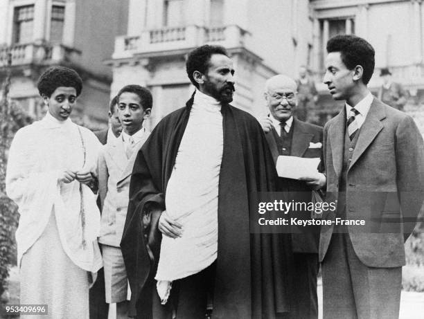 Empereur Haïlé Sélassié 1er et ses enfants dans les jardins de sa résidence à Londres, Royaume-Uni le 4 juin 1936.