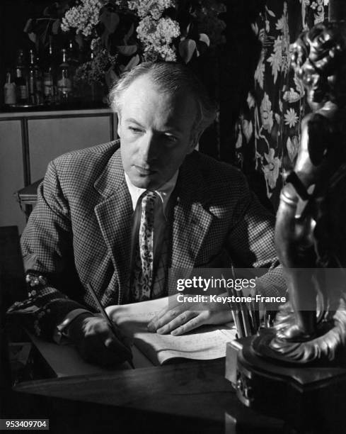 Cecil Beaton consultant son agenda à son bureau dans son appartement à Pelham Place à Londres, Royaume-Uni, en 1947.