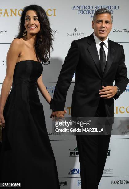George Clooney et sa fiancée Amal Alamuddin arrivent au Palazzo Vecchio le 7 septembre 2014 pour assister à la soirée de gala 'Celebrity Fight Night'...