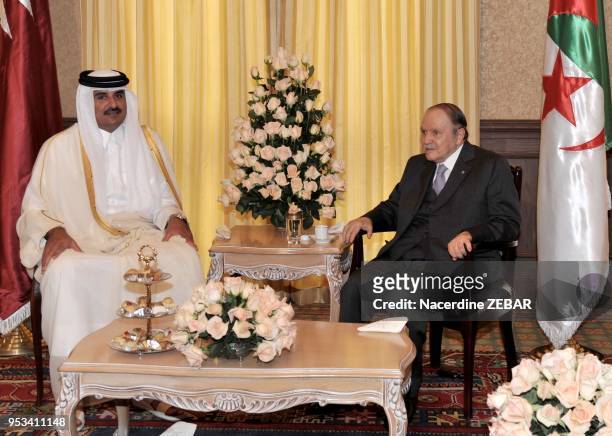 Le président de la république algérienne Abdelaziz Bouteflika reçois l?émir du Qatar, Cheikh Tamim Ben Hamad Al Thani le 3 avril 2014 à Alger,...