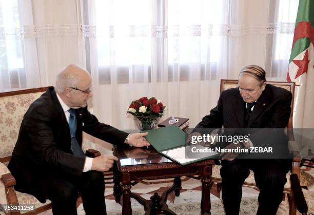 Le président de la république algérienne, Abdelaziz Bouteflika, a déposé au Conseil constitutionnel son dossier de candidature à l'élection...