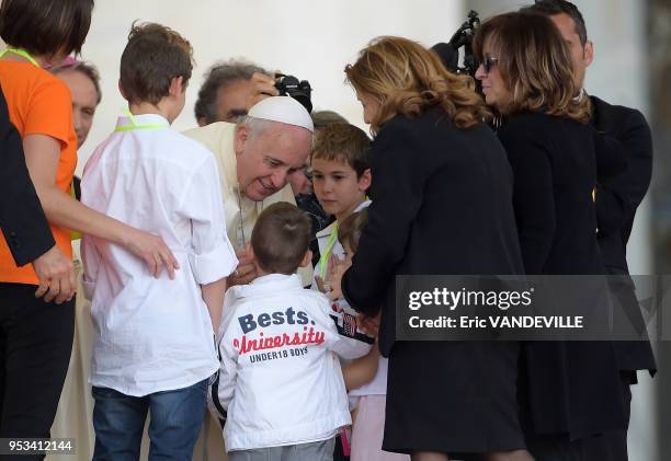 Trois cent mille personnes se sont rassemblées le 10 mai 2014 place Saint-Pierre pour un hommage rendu par le pape François aux enfants et...