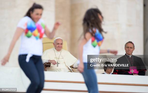 Trois cent mille personnes se sont rassemblees le 10 mai 2014 place Saint-Pierre pour un hommage rendu par le pape Francois aux enfants et...