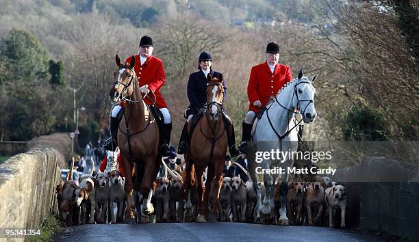 Jonathon Seed, Lesley Seed and Mike Smith, all Joint Masters and Huntsman with the Avon Vale Hunt, leads the hounds and the horses as they arrive for...