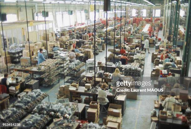 Ouvrières dans une usine de fabrication de téléphones Ericsson en mai 1977 à Saint-Nicolas, France.