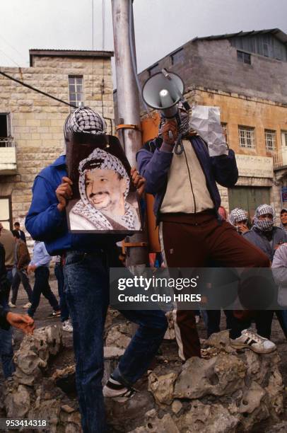 Emeutiers portant un portrait de Yasser Arafat le 5 janvier 1988 à Bir Zeit en Cisjordanie en Israël.