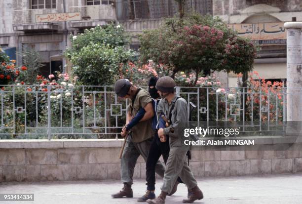 Soldats de Tsahal avec un prisonnier circa 1980 en Israël.