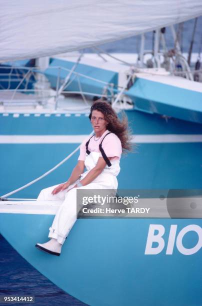 La navigatrice Florence Arthaud sur son voilier Biotherm en décembre 1983 à la Guadeloupe.