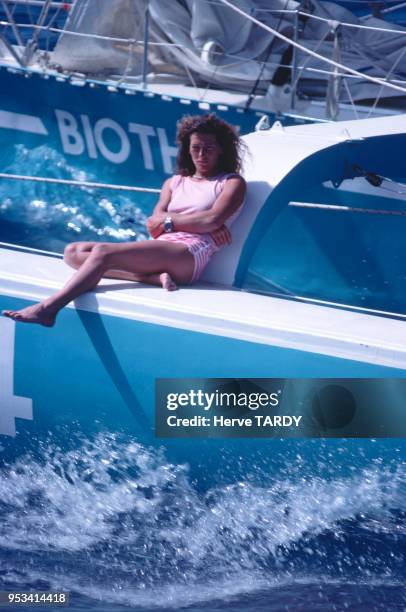 La navigatrice Florence Arthaud sur son voilier Biotherm en décembre 1983 à la Guadeloupe.