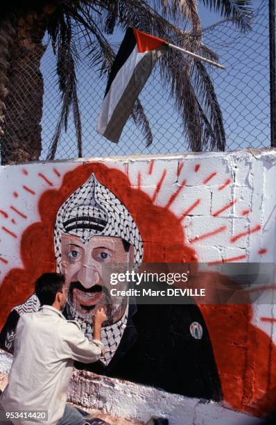 Peinture murale de Yasser Arafat le 10 mai 1994 à Gaza en Israël.