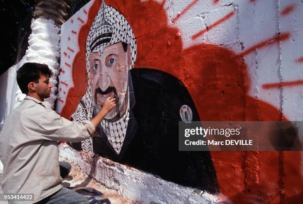 Peinture murale de Yasser Arafat le 10 mai 1994 à Gaza en Israël.