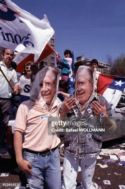 Manifestation de supporters du dictateur Augusto Pinochet le 3 octobre 1988 à Santiago au Chili.