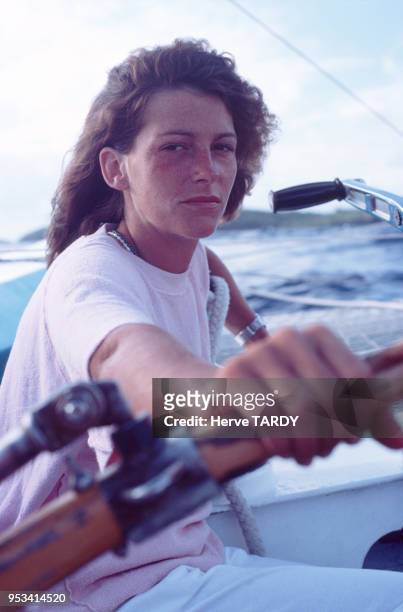 La navigatrice Florence Arthaud sur son voilier Biotherm en décembre 1983 à la Guadeloupe.