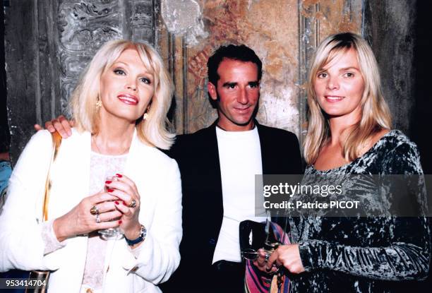 Amanda Lear et Cécilia Noah lors de la soirée de Frédéric Botton au théatre des Bouffes du Nord len juin 1996, Paris, France.