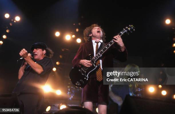 Angus Young guitariste du groupe AC/DC en concert en juillet 1996, France.