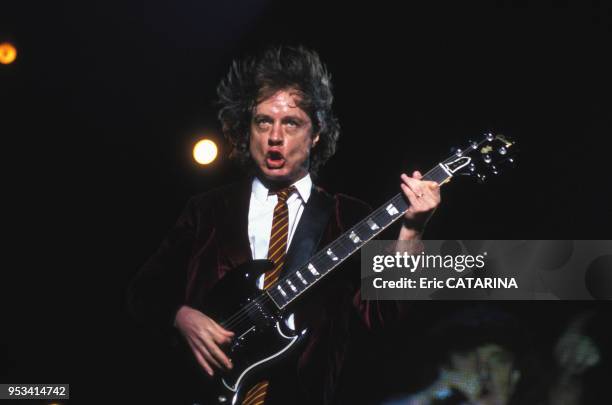 Angus Young guitariste du groupe AC/DC en concert en juillet 1996, France.