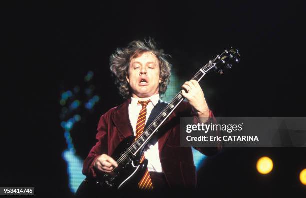 Angus Young guitariste du groupe AC/DC en concert en juillet 1996, France.