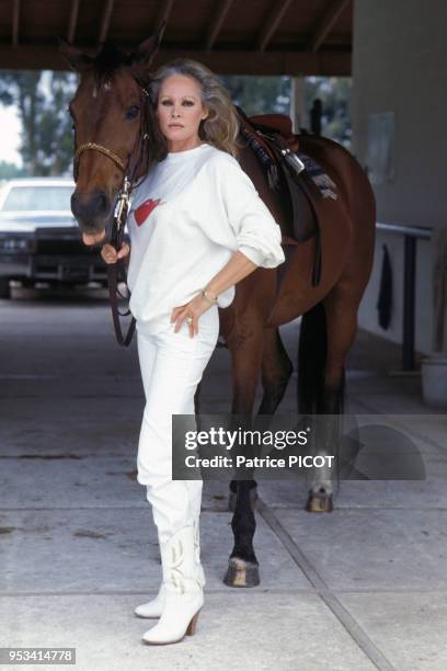 Ursula Andress à cheval chez elle à Palm Beach en Californie en avril 1983, USA.