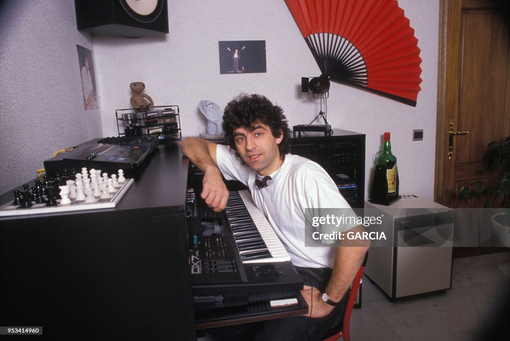 Claude Barzotti chez lui en Belgique en 1990