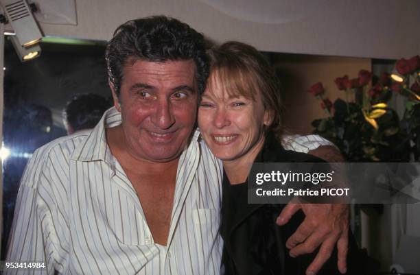 Gilbert Bécaud dans sa loge à l'Olympia avec sa femme en octobre 1991, Paris, France.