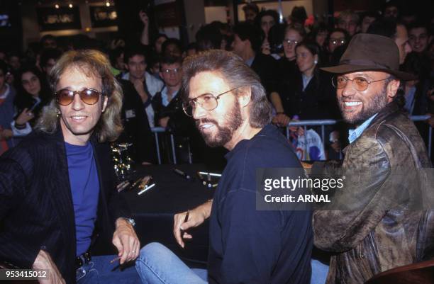 Les Bee Gees au Virgin Megastore en septembre 1993 à Paris, France.