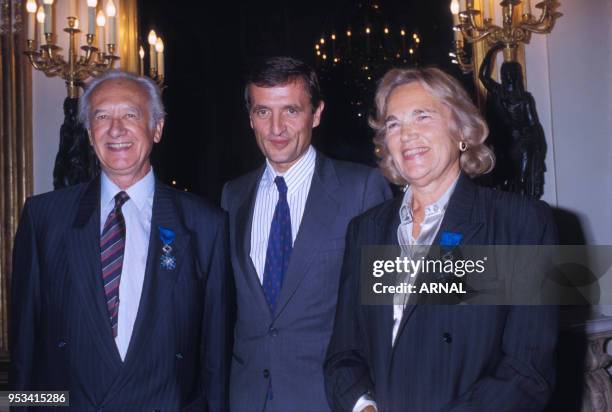 Maritie et Gilbert Carpentier recoivent une décoration des mains du ministre François Léotard en septembre 1988 à Paris, France.