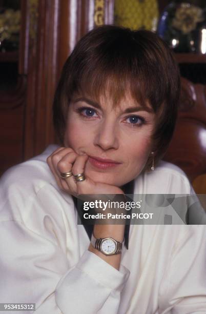 Portrait de l'actrice française Nicole Calfan chez elle en décembre 1990 à Paris, France.