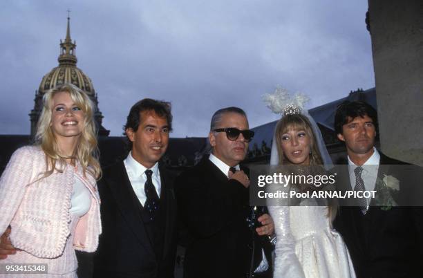 Claudia Schiffer, Gilles Dufour, Karl Lagerfeld, Victoire de Castellane et son marin Paul Reiffers au mariage de Victoire de Castellane en juin 1994...