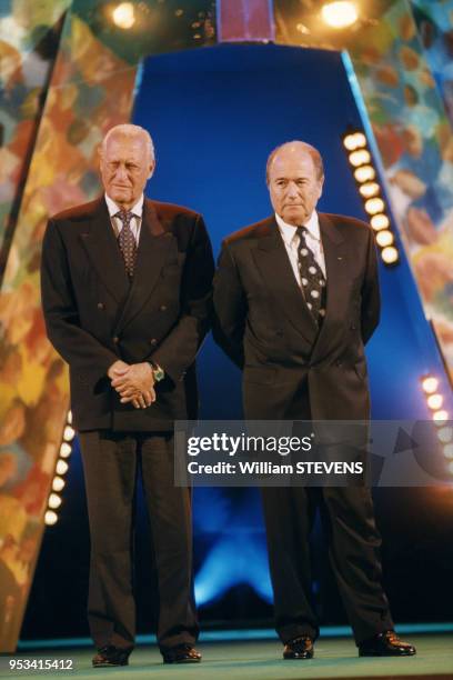 Joao Havelange et Sepp Blatter au gala de la Fifa à Disneyland Paris le 12 janvier 1998 à Marne-la-Vallée, France.