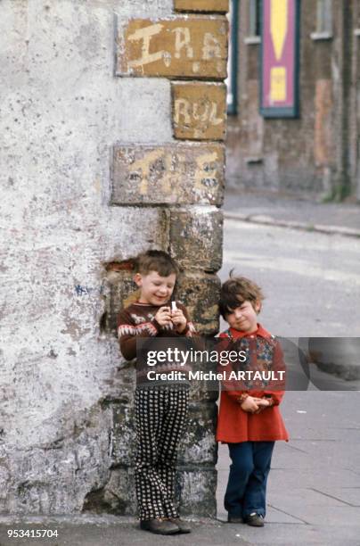 Enafnts dans le quartier protestant de Belfast en mai 1974, Royaume-Uni.