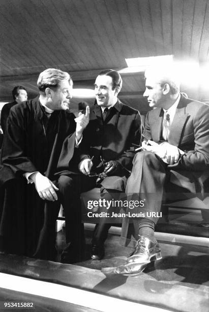 Marcello Mastroianni, Michel Piccoli et Gian Maria Volonté sur le tournage du film 'Todo Modo' réalisé par Elio Petri le 10 février 1976 à Rome,...