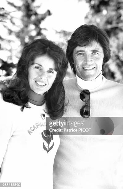 Sacha Distel et sa femme Francine en vacances aux sports d'hiver le 8 janvier 1973, France.