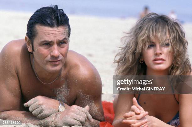 Alain Delon et Dalila Di Lazzaro sur le tournage du film 'Trois hommes à Abattre' réalisé par Jacques Deray en 1980, France.