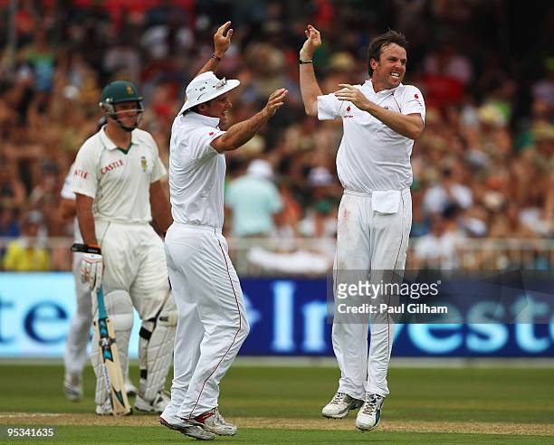 Graeme Swann of England celebrates with captain Andrew Strauss after taking the wicket of Jacques Kallis of South Frica for 75 runs during day one of...