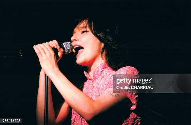 La chanteuse islandaise Bjork en concert à La Mutualité le 10 novembre 1997, Paris, France.