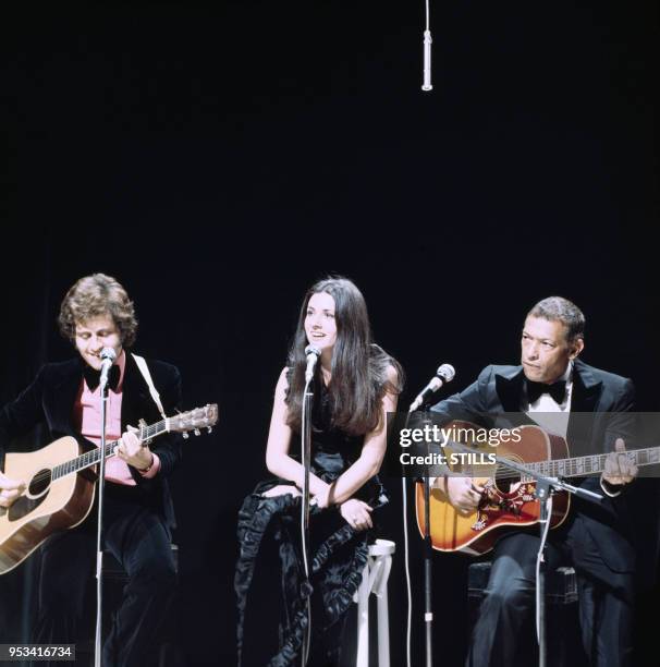 La chanteuse et actrice italienne Gigliola Cinquetti avec Jos Dassin et Henri Salvador dans les années 60 à Paris. Circa 1960.