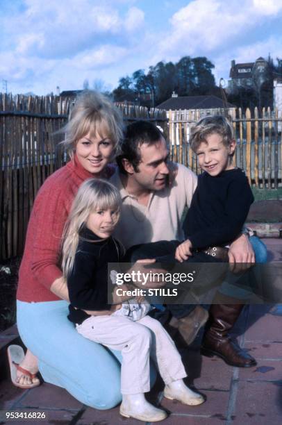 Mylène Demongeot avec son mari Marc Simenon et leurs enfants en 195, France.