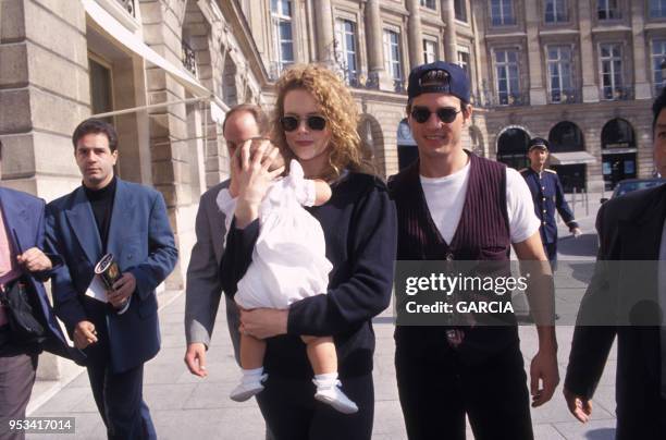 Nicole Kidman et Tom Cruise et leurs bébé à Paris en septembre 1993, France.