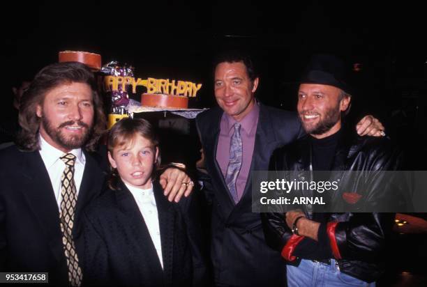 Tom Jones fête son annversaire en compagnie de Barry et Maurice Gibb membres des Bee Gees le 8 juin 1989 à Paris, France.